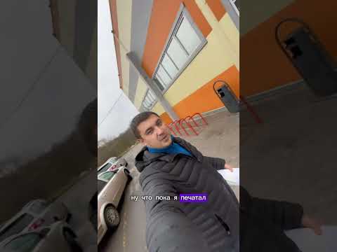 Монтаж рекламных наклеек.