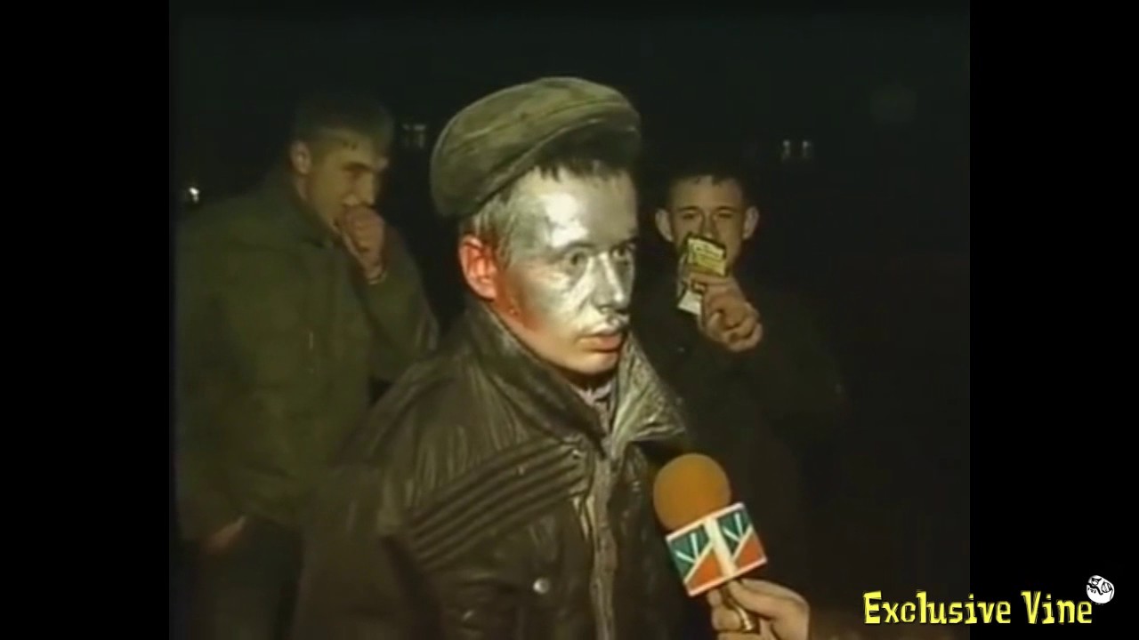 Пьяный шахтер на заднем плане видео