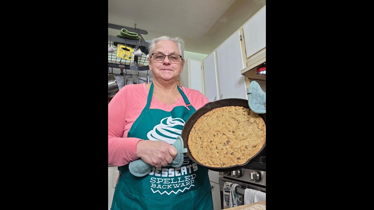 Печенье с шоколадной крошкой, приготовленное на сковороде