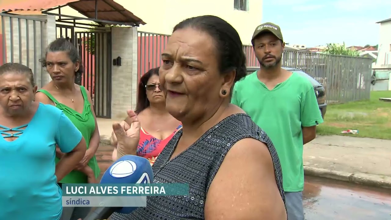 Moradores do bairro Manacás, em BH, reclamam de vazamento de água que dura dois meses