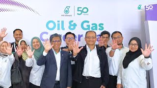 PETRONAS Ignites Career Aspirations at Its Inaugural Oil & Gas Career Day
We are excited to share the highlights from our inaugural Oil & Gas Career Day, held at Swinburne University of Technology Sarawak in Kuching. The event aimed to spark curiosity and interest in the wide-ranging opportunities available within the Oil & Gas sector.
More than 800 aspiring professionals connected with leading industry names such as Shell, PTTEP, Mubadala Energy, JX Nippon, INPEX, PETROS, SLB, Dayang, Tuah, and others. We highlighted inspiring career paths while reinforcing our commitment to developing a skilled and sustainable workforce for the evolving energy landscape. By equipping the next generation with the knowledge, expertise, and opportunities needed to succeed, we aim to drive industry growth, foster innovation, and build a future-ready workforce capable of navigating tomorrow’s energy challenges.
#PETRONAS #PassionateAboutProgress #PeopleOfPETRONAS PETRONAS Ignites Career Aspirations at Its Inaugural Oil & Gas Career Day