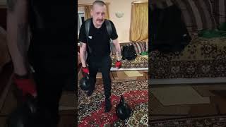 отжимания с утяжелением,хорошая тренировка для грудных мышц💪💪🔥