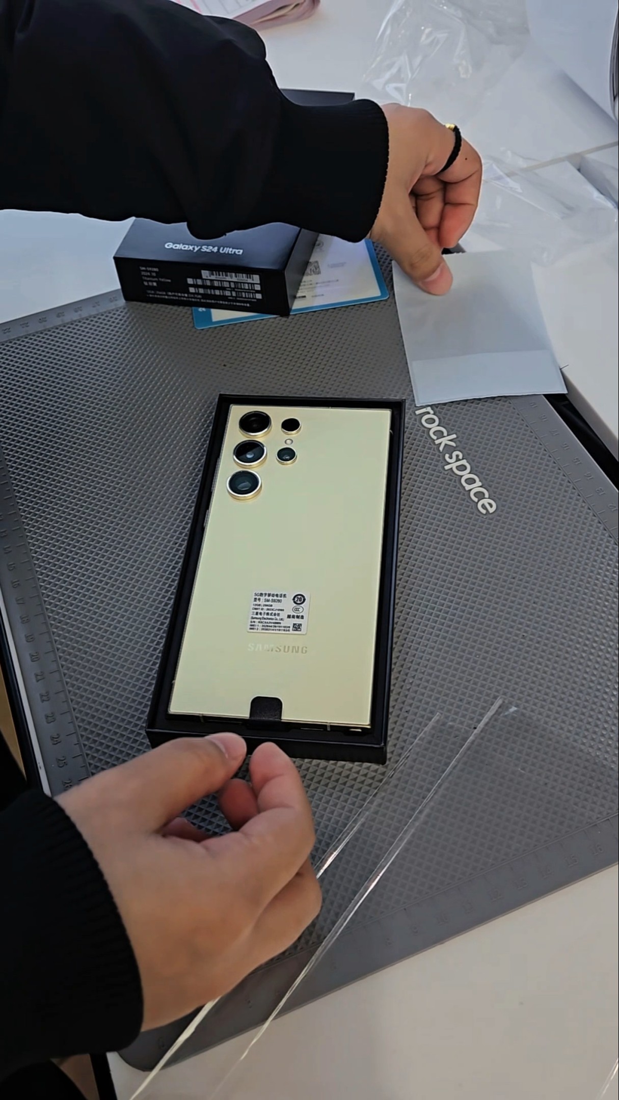 My brother likes the titanium feather yellow of S24Ultra. At the end of the year, he wants to treat
