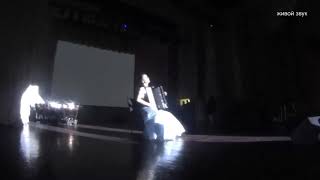 Очень красивое выступление аккордеонистки. Очень красивое выступление аккордеонистки.