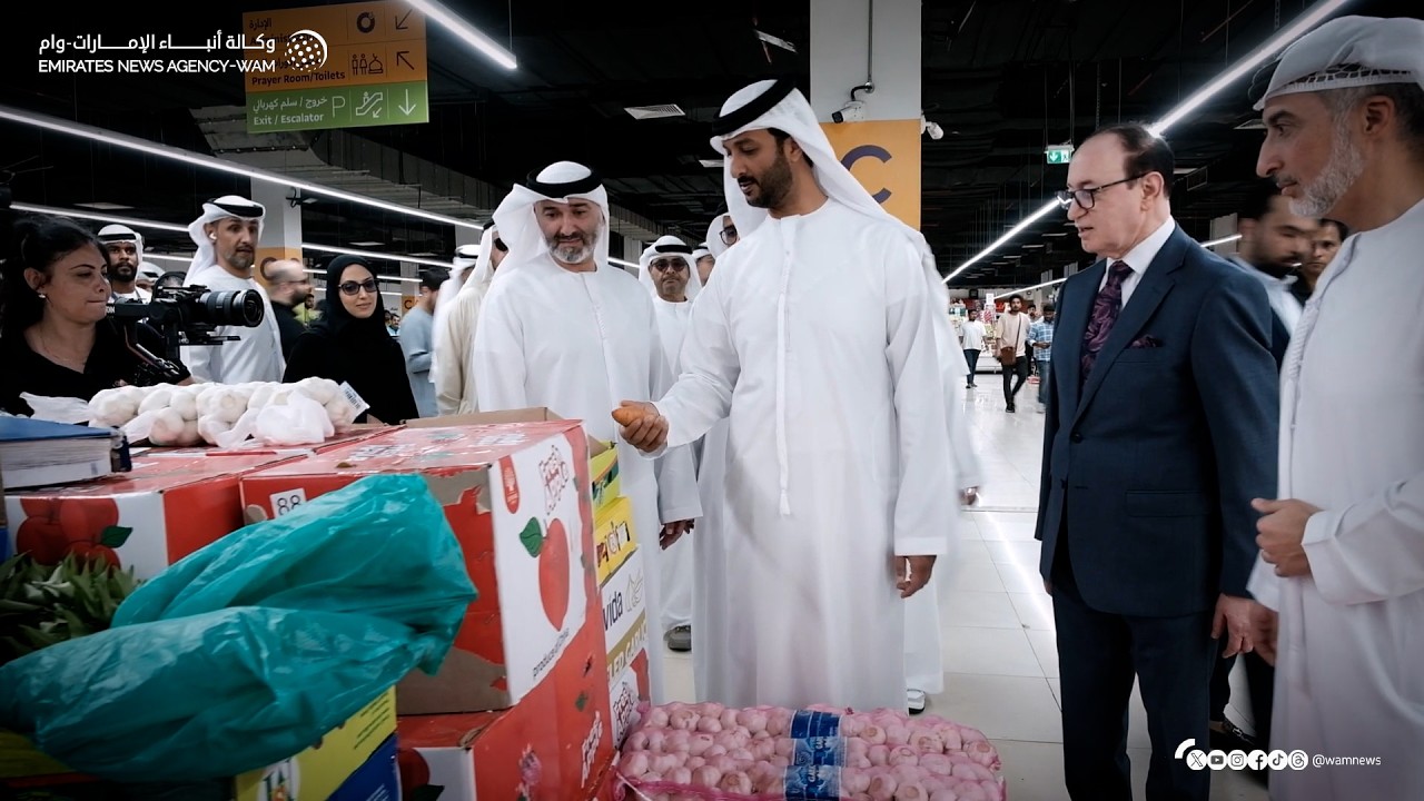 خلال جولة تفقدية بسوق العوير.. وزير الاقتصاد والسياحة يؤكد وفرة السلع وتراجع الأسعار