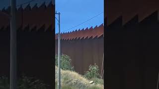 美墨边境的墨西哥人翻墙去美国