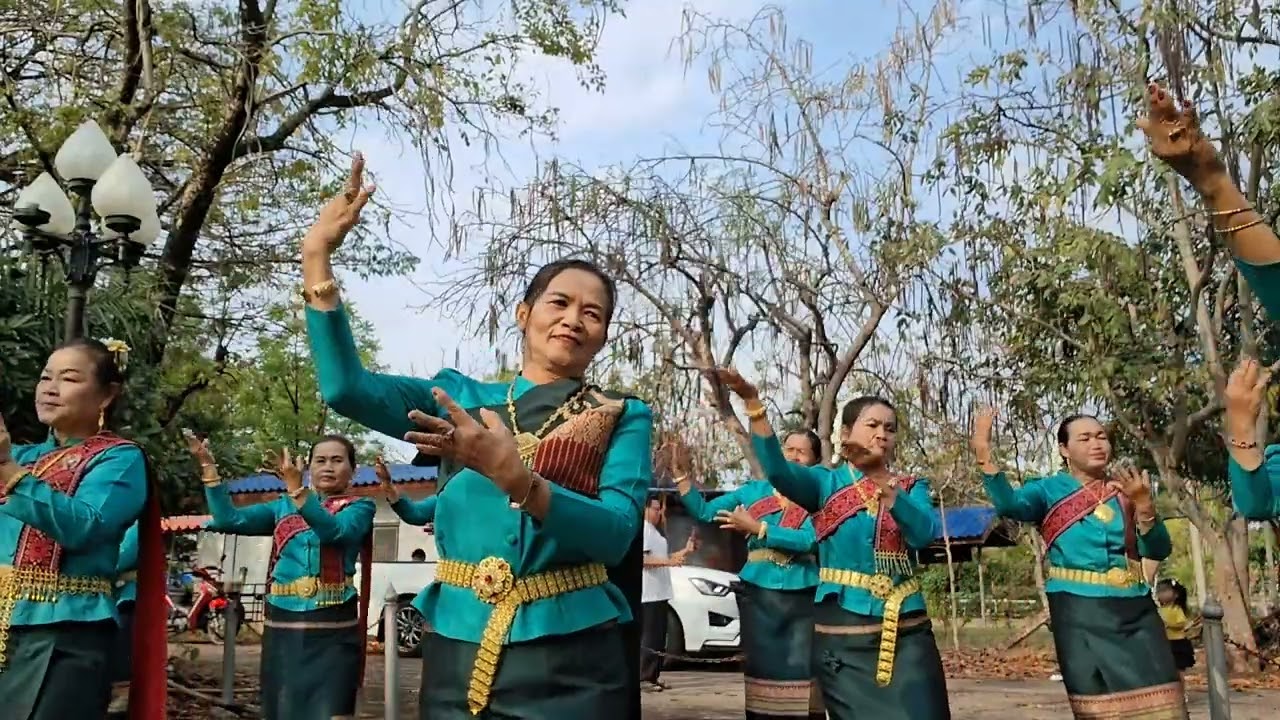 แม่บายศรี ทีมงานนางรำสะใภ้เงินแสน