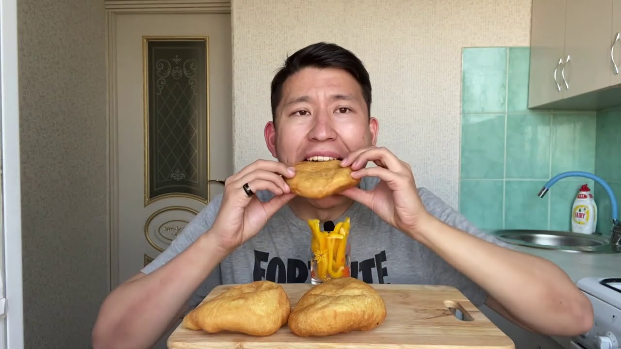 Мукбанг БЕЛЯШИ С ВОКЗАЛА|ЭКЛЕР|Пьем чай и болтаем