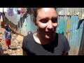 Catherine dans le bidonville de kibera au kenya pour tournage peepoobag