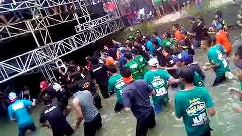 aksi anak snpkj goyang damai disungai!!! hok a hok e