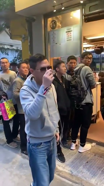 香港街头偶遇#张家辉 独自一人去吃牛腩，一路上热情与粉丝们聊天，一点明星架子也没有！