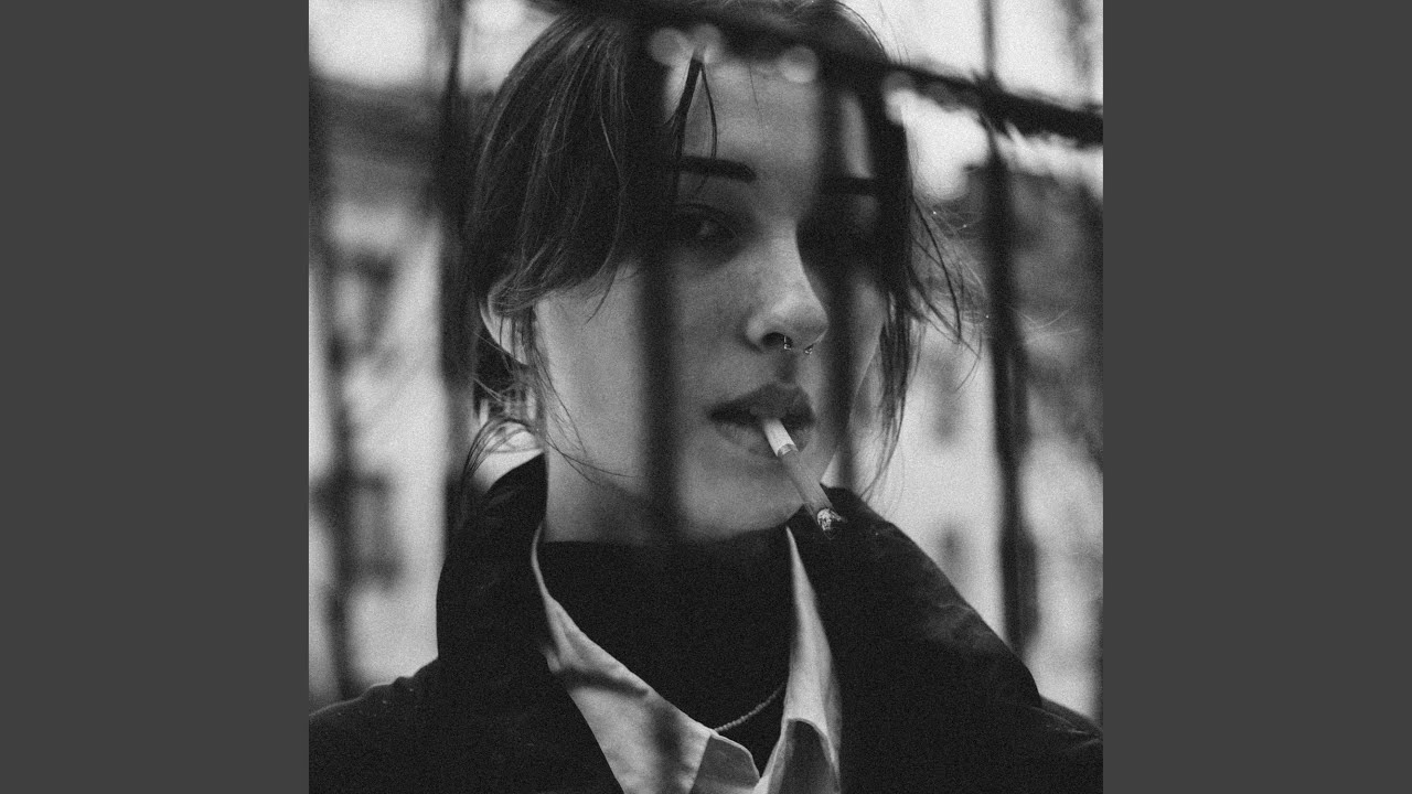 حتى من اغمض القاك باحلامي تنتظريني