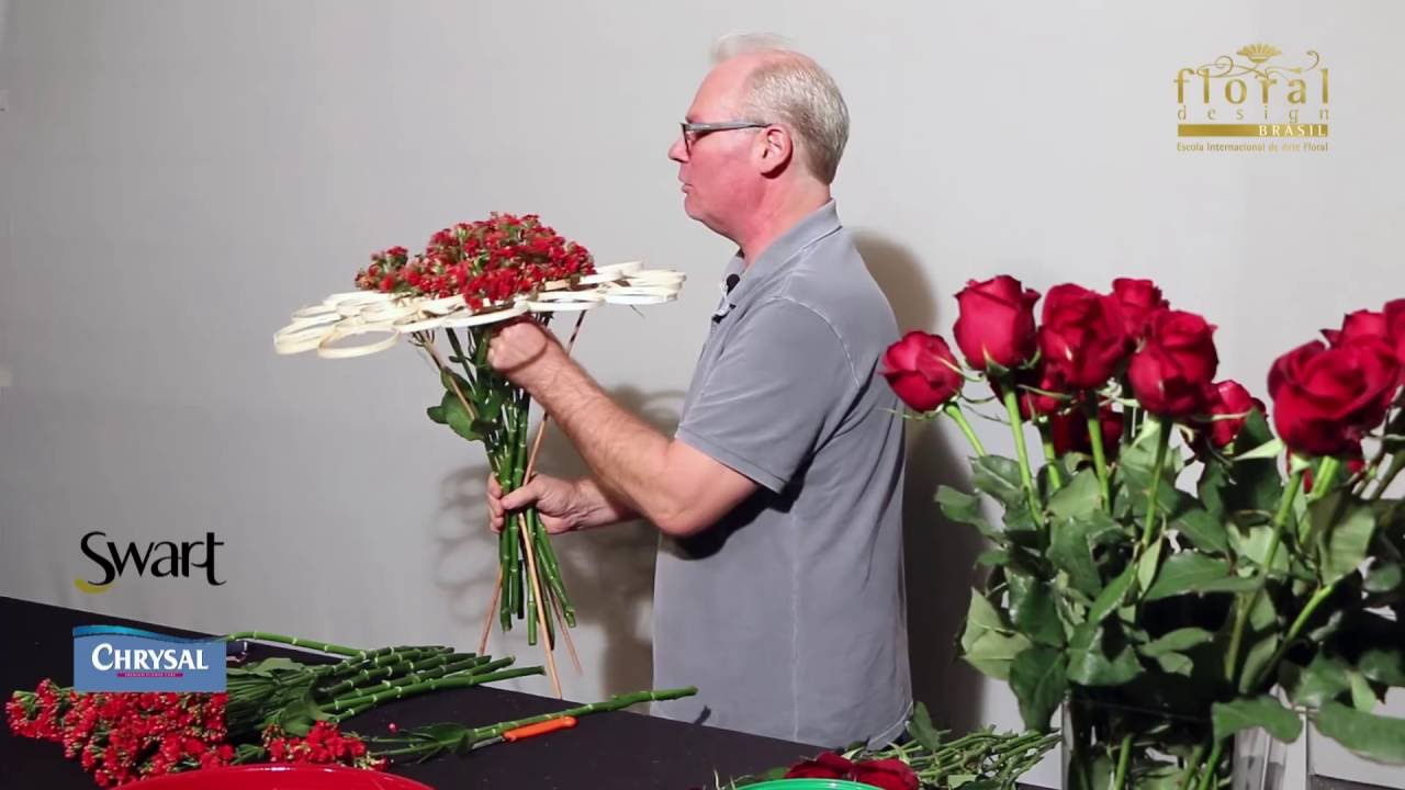 Buquê de flores com rosas vermelhas em estrutura de lâminas de madeira