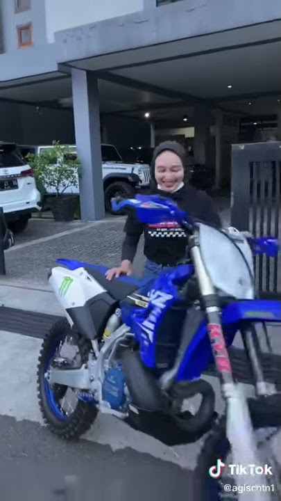 Berangkat boss | cewe cantik naik motor YZ