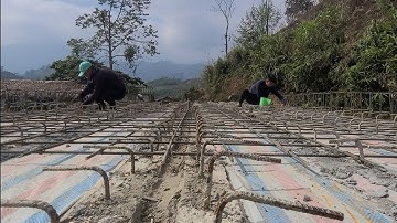 Cầu Khe Trang. A Chinh sau mấy ngày đã lên Cầu chia vạch buộc sắt sàn mặt Cầu lớp dưới