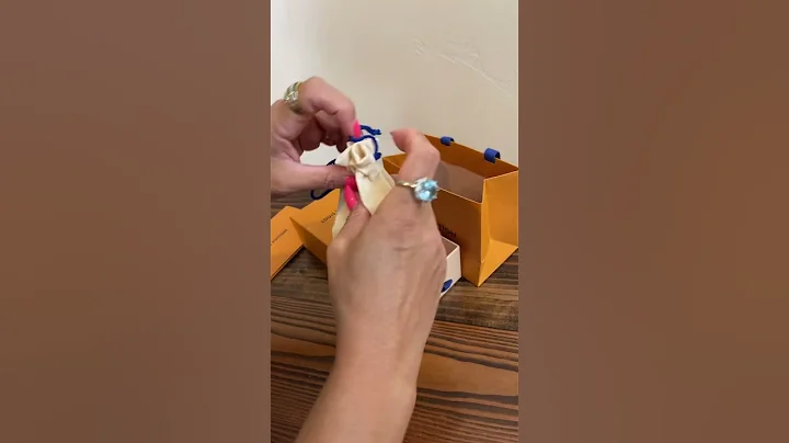 UNBOXING LOUIS VUITTON LOUISE HOOP EARRINGS - DayDayNews