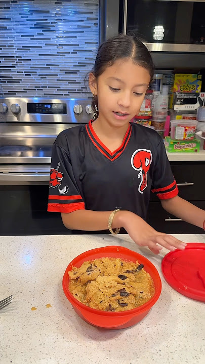 Camelia tries Chongos zamoranos for the first time #zamarripafamily #camelia #foodie