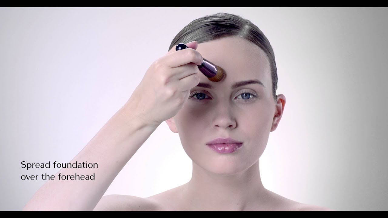 Como aplicar UV Protective Compact Foundation com um pincel YouTube