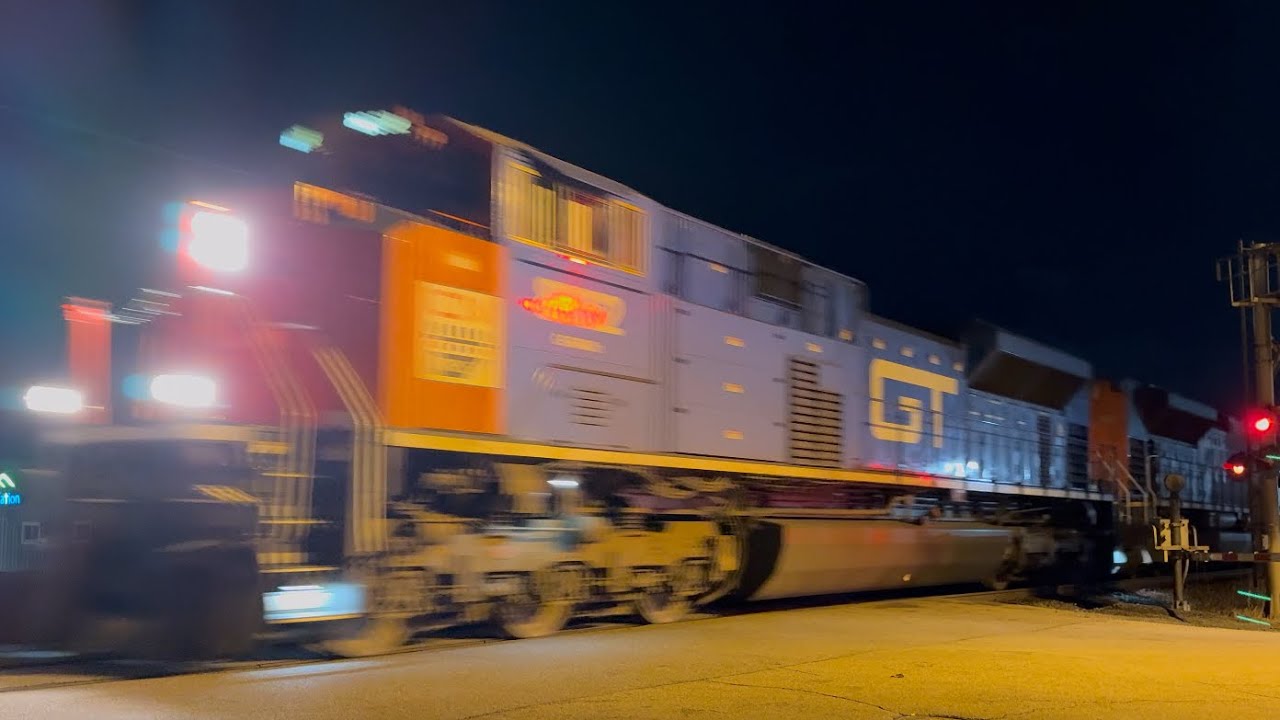 CN 8952 (GT) leads CSX B661 through ohio! - YouTube