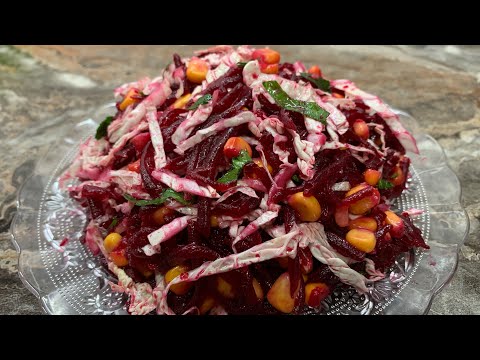 Вкусный салат с свеклой и кукурузой.