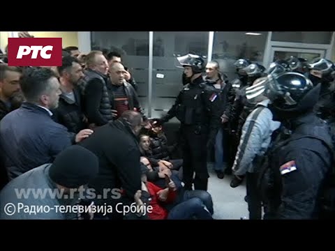 Žandarmerija potiskuje demonstrante iz RTS-a
