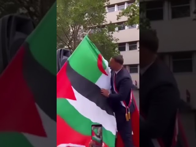 برلماني فرنسي يقبّل العلم الجزائري ويثير “هيستيريا” اليمين المتطرف