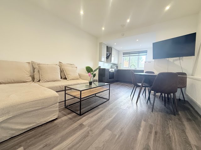 Video 1: Open Plan Living Room & Kitchen