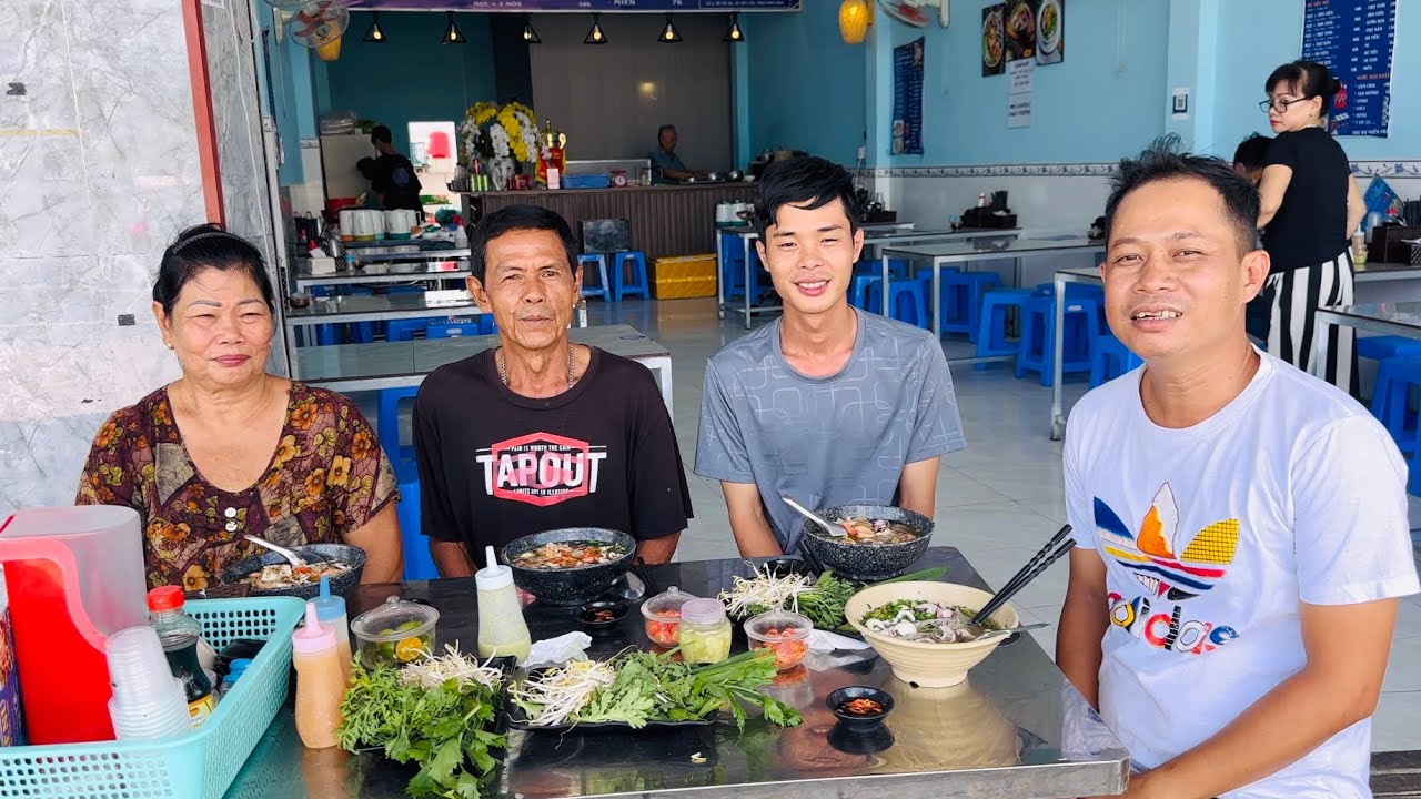 Hủ Tiếu Mực Vui Mừng Được Chị Vân Ở Mỹ Tặng Quà 2 Vợ Chồng Và Mua Đồ Ủng Hộ /at6n