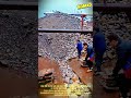 산업 현장의 효율적인 조약돌 대량 하역 및 안전 유도 작업 #worker #process #gravel #handling #industry