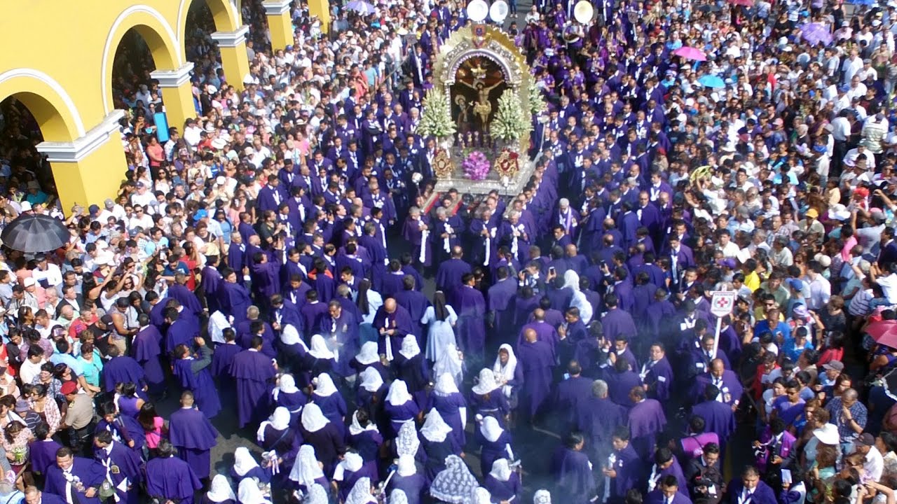 Procesión del Señor de los Milagros recorre Lima en Viernes Santo - YouTube