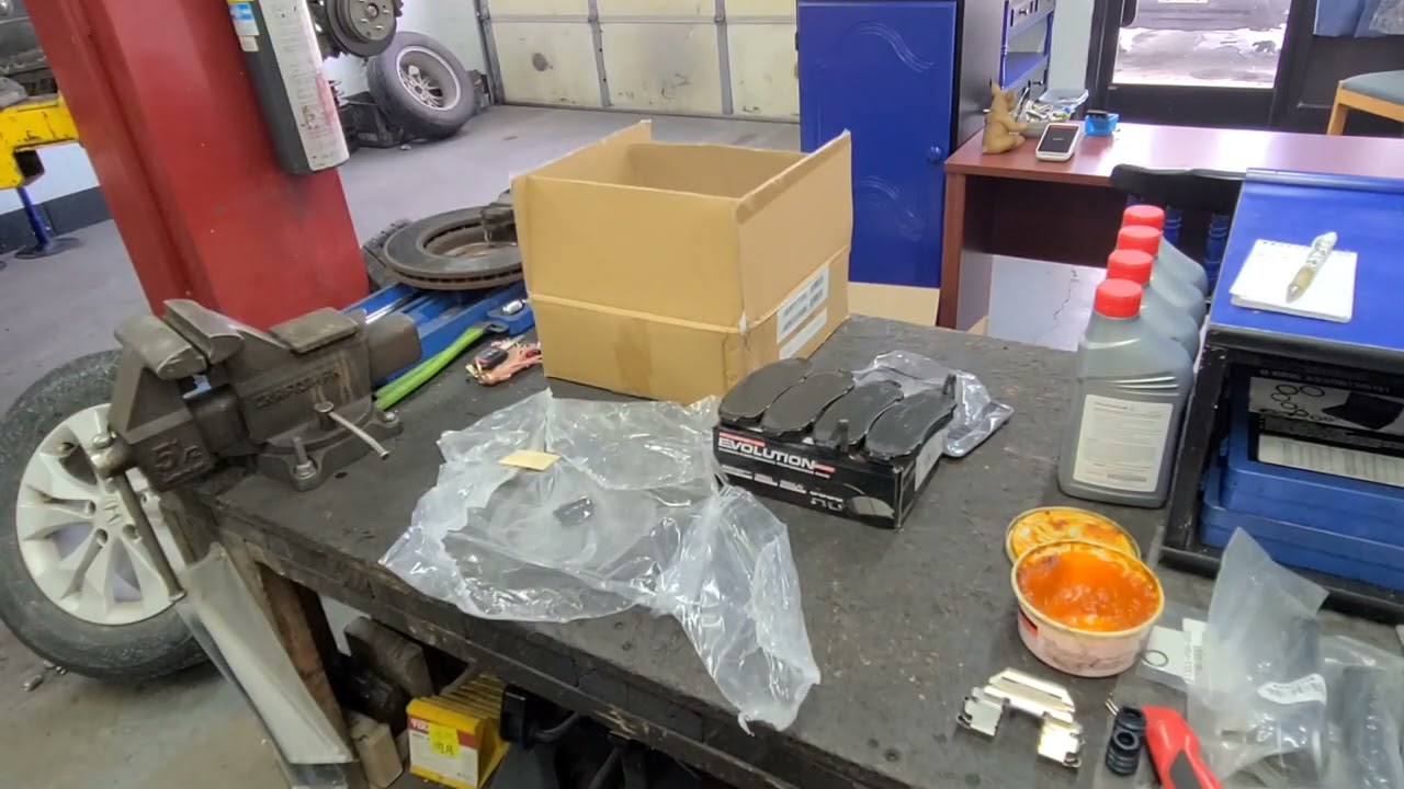 Тормозные колодки и роторы на Honda CR-V 2014 года