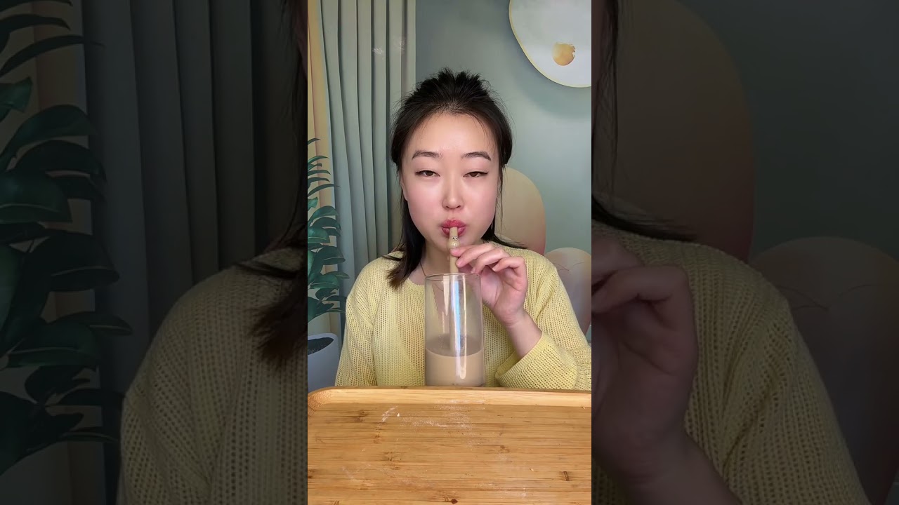 Вкусный кокосовый сок соченит аромат кокоса при открытии крышки