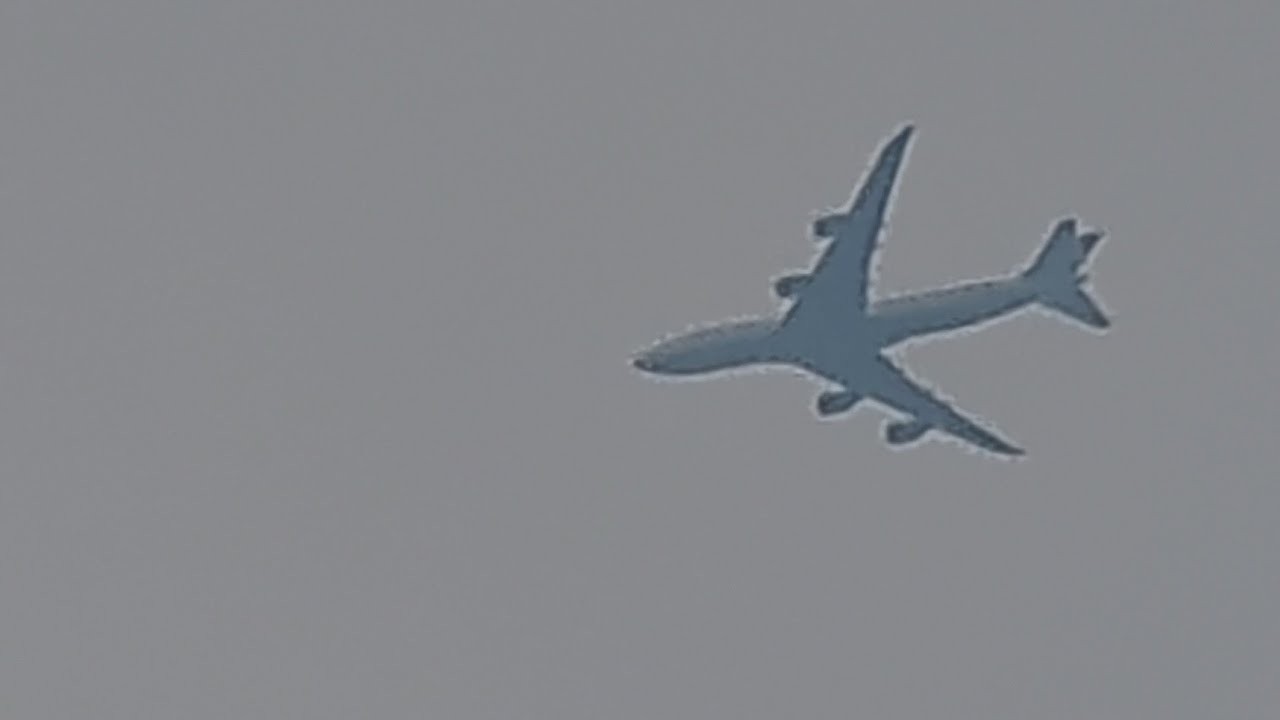 Lufthansa Boeing 747 Flying Above Up High Heading Down To Newark - YouTube