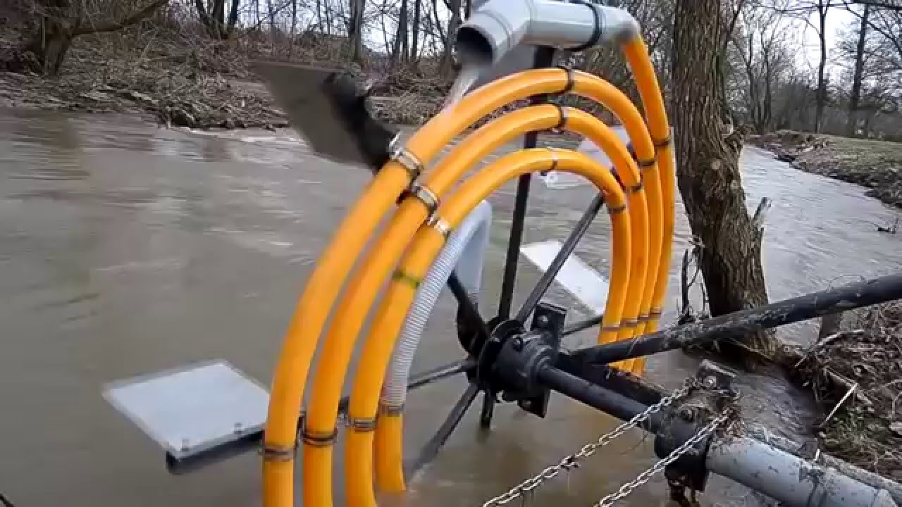 Подъем воды воздухом. Насос для перекачки воды без электричества. Водяной насос без электричества. Колесо для подъема воды. Приспособление для подъема воды.