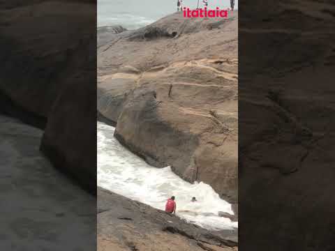 TURISTAS SÃO ARRASTADOS