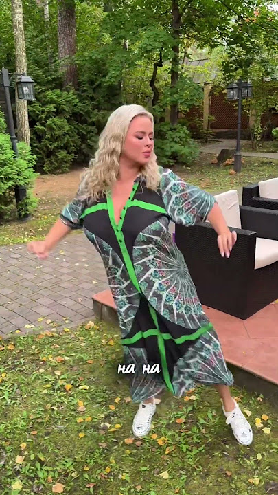 Анна Семенович өзінің кискасын жақыннан көрсетеді Анна Семенович өзінің кискасын жақыннан көрсетеді