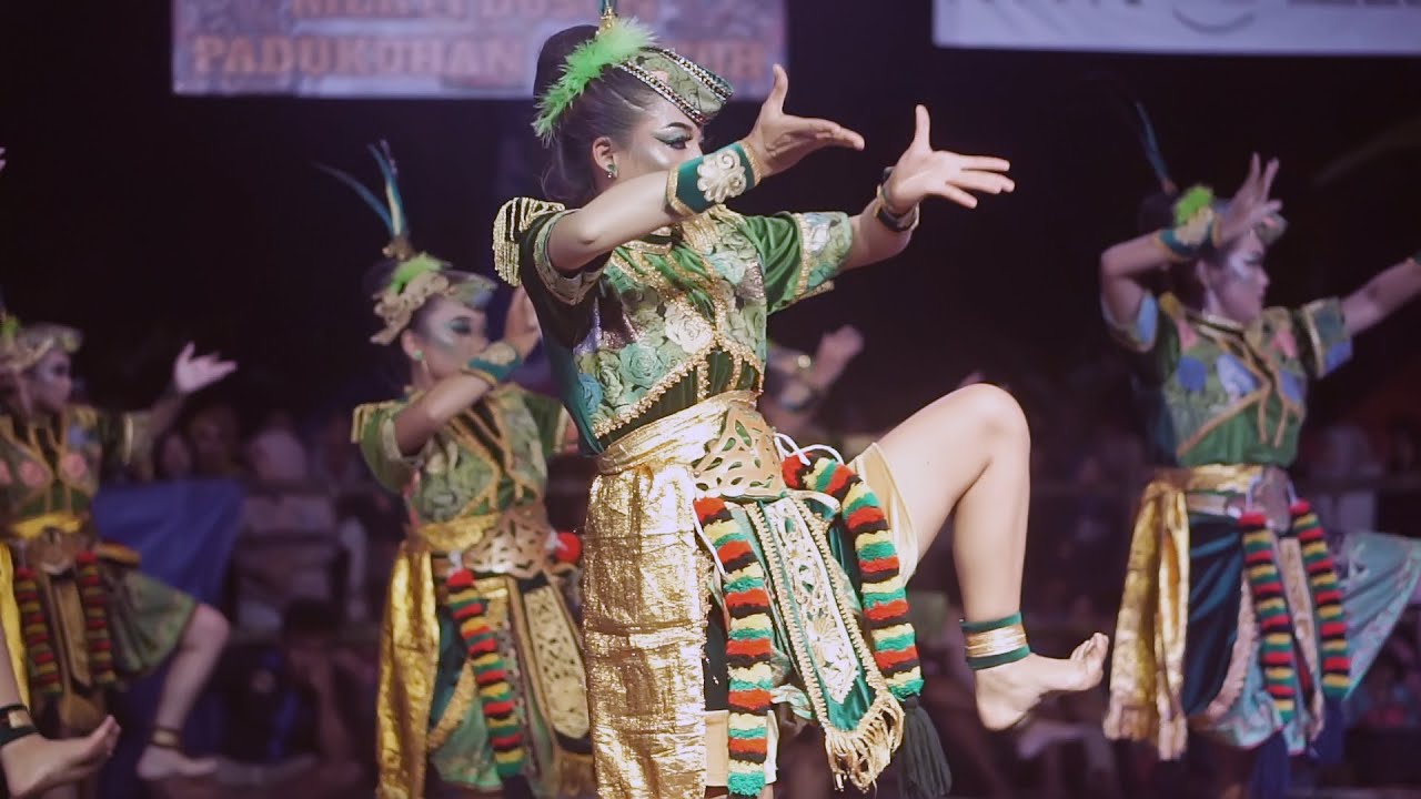 MENARI TARI SELENDANG IKUTI IRAMA BERPUTAR PUTAR