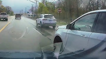 No signal lane change, close call !