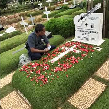 Edo kondologit Berkunjung makam Glenn Fredly