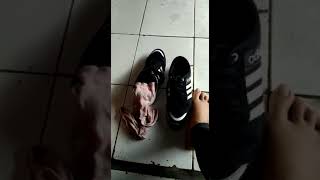 Kaos kaki bolong jadi basah