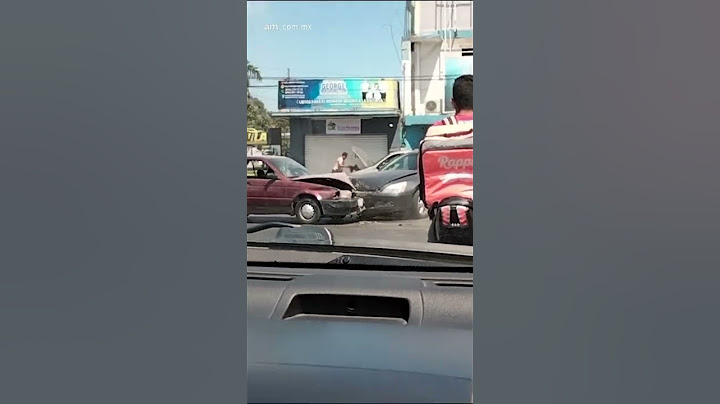 Captan CHOQUE de vehículos mientras camioneta se INCENDIA