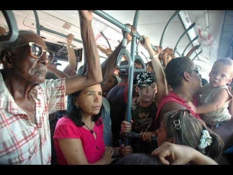 El pregón de los caramelos se sube a una guagua en La Habana