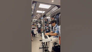 INCREDIBLE DUO IN THE METRO 😱🎹🎻(people were shocked)