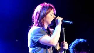 Kelly Clarkson singing Walking After Midnight