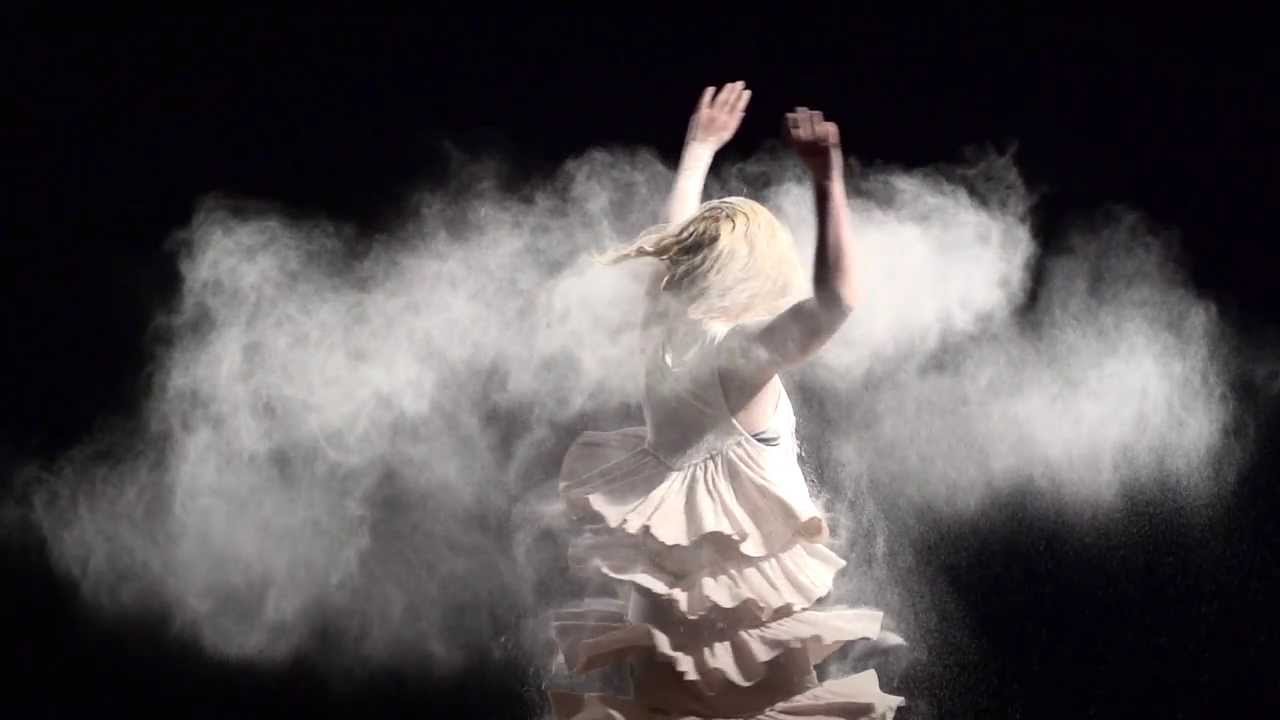 Песня танцуешь как дым тудым сюдым. Девушка танцует в дыму. Танцовщица в дыму. Танцуешь как дым. Танцовщица из дыма.