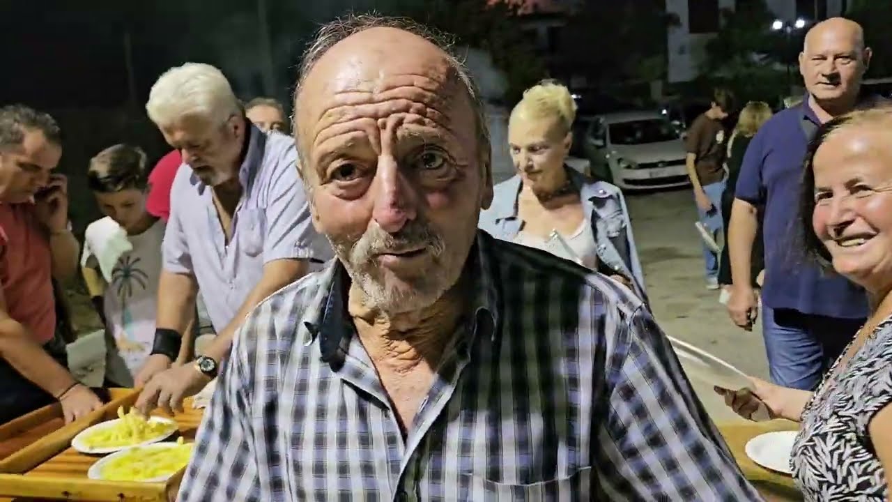 Οι νοικοκυρές του χωριού ετοιμάζουν φαγητά για να κεράσουν τον κόσμο στο χωριό Σμάρι!