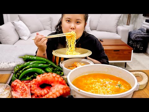 korean-ramen-noodles-with-kimchi-+-octopus-tentacles-+-korean-peppers-mukbang-먹방-eating-show!