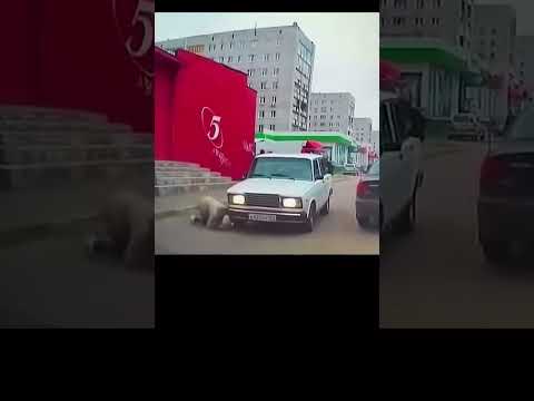 🙏 Чудо на дороге: Падение под колеса, но тормоза сработали вовремя! #чудоспасения
