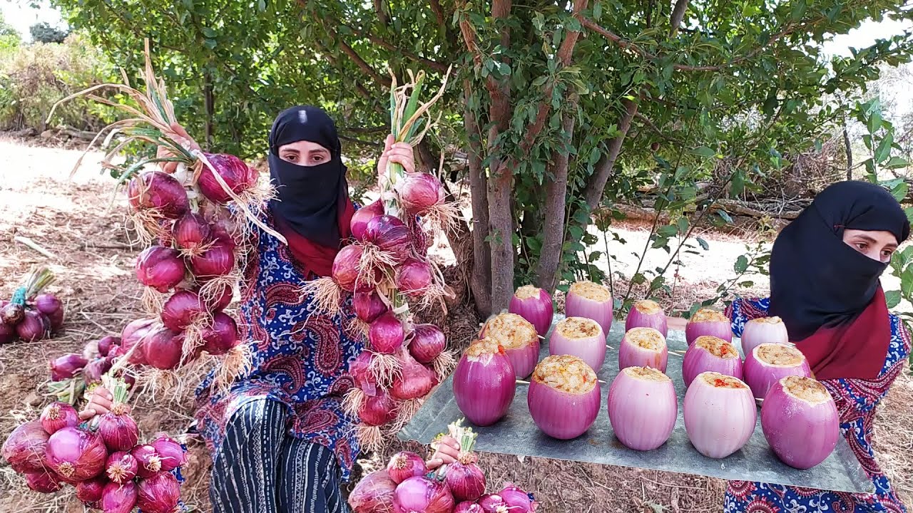هكذا نعيش في أعلي الجبال نجمع الكثير من البصل الأحمر ونحضر ألذ الأطباق من بصل محشي وكسرة رخسيس محشية
