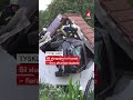 Bil har kraschat in i ett hustak i Tyskland
